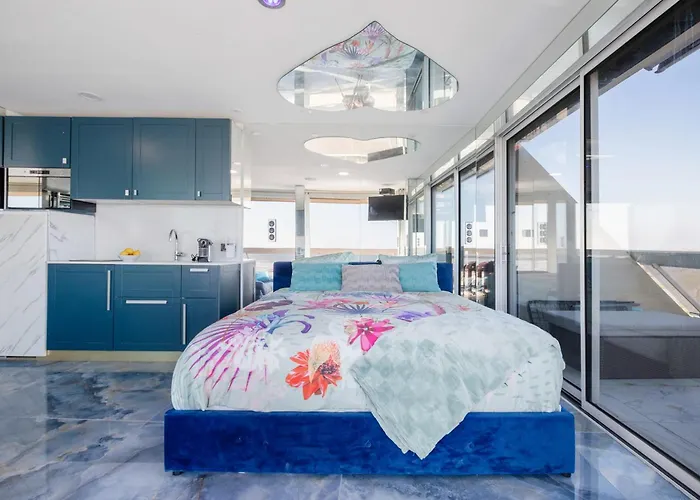 Elixir на первой линии моря с большой панорамной террасой